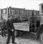 846458 Afbeelding van het vervoer van koud asfalt met open autolaadkisten van de N.S. te Stadskanaal.